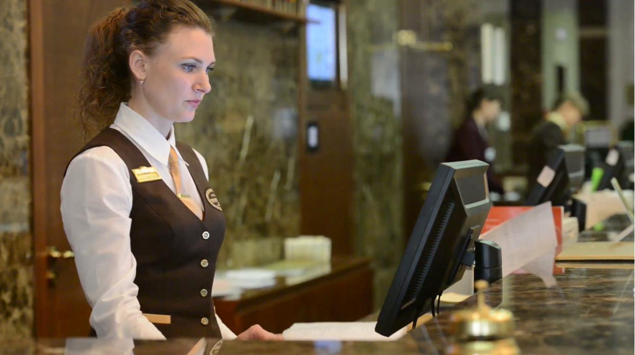 Администратор гостиницы. Работа без опыта для женщин. Администратор гостиницы. Женщина управленец. Горничная отеля.