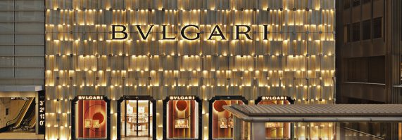 facciata-bulgari-hk-con-fermataring-imbrunire_3000-571x200.jpg