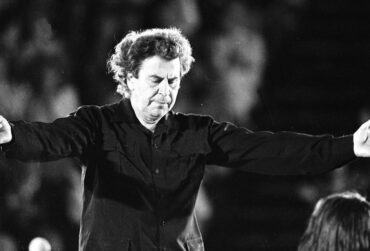 mikis-theodorakis-370x251.jpg